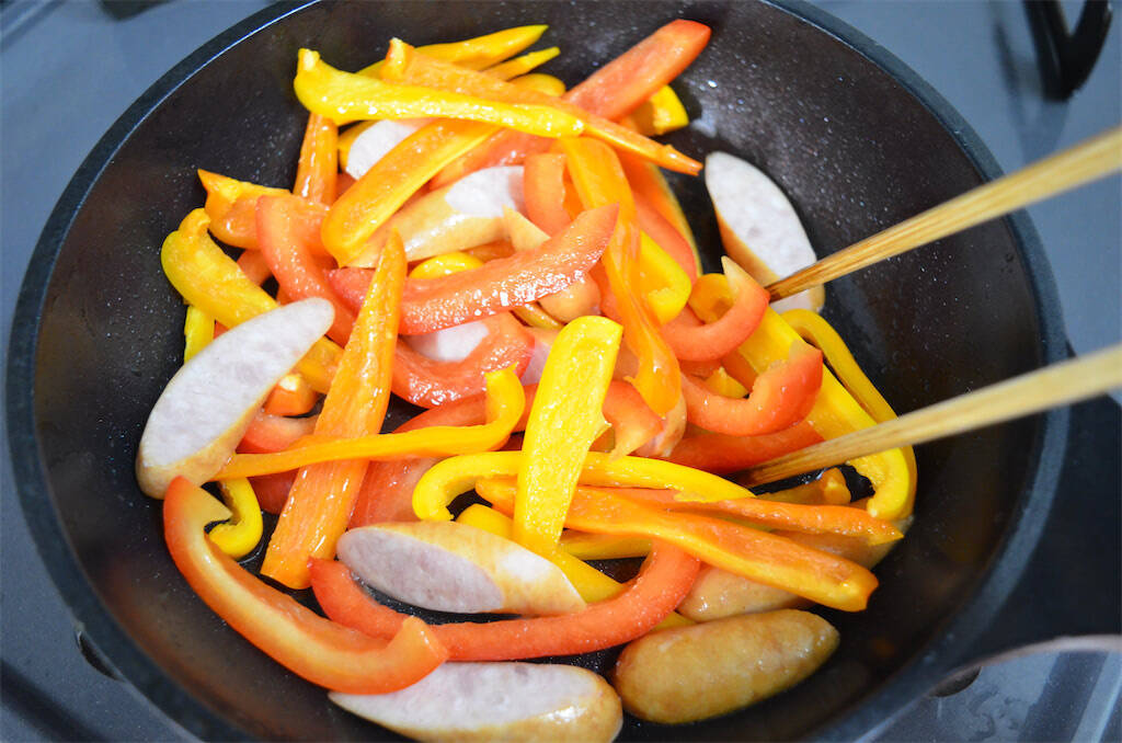 【包まないのに華やか】「パプリカのオムレツ」作ってみた！チーズ＆ソーセージ入りで絶対的メインに【農家直伝】