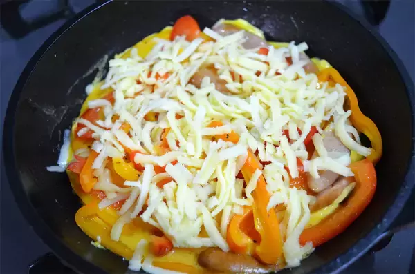 「【包まないのに華やか】「パプリカのオムレツ」作ってみた！チーズ＆ソーセージ入りで絶対的メインに【農家直伝】」の画像