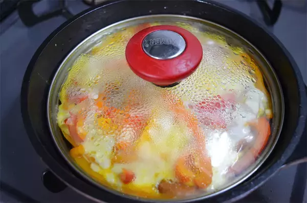 「【包まないのに華やか】「パプリカのオムレツ」作ってみた！チーズ＆ソーセージ入りで絶対的メインに【農家直伝】」の画像