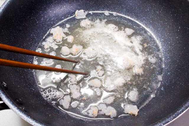 【茶碗蒸しはフライパンで】具材は「卵とエビ」だけ、という潔さ！映え最強のとろ～り餡であったまる♡