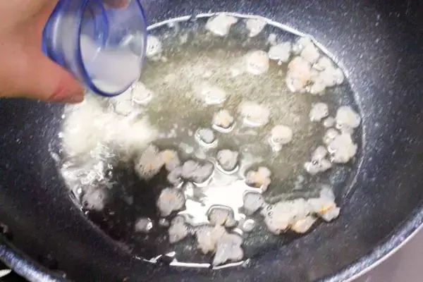 「【茶碗蒸しはフライパンで】具材は「卵とエビ」だけ、という潔さ！映え最強のとろ～り餡であったまる♡」の画像