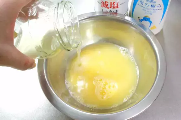 「【茶碗蒸しはフライパンで】具材は「卵とエビ」だけ、という潔さ！映え最強のとろ～り餡であったまる♡」の画像