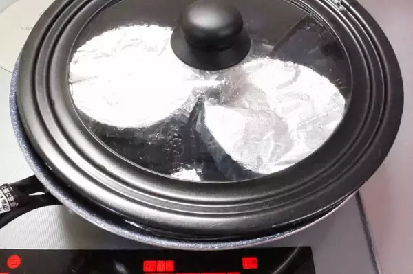 「【茶碗蒸しはフライパンで】具材は「卵とエビ」だけ、という潔さ！映え最強のとろ～り餡であったまる♡」の画像