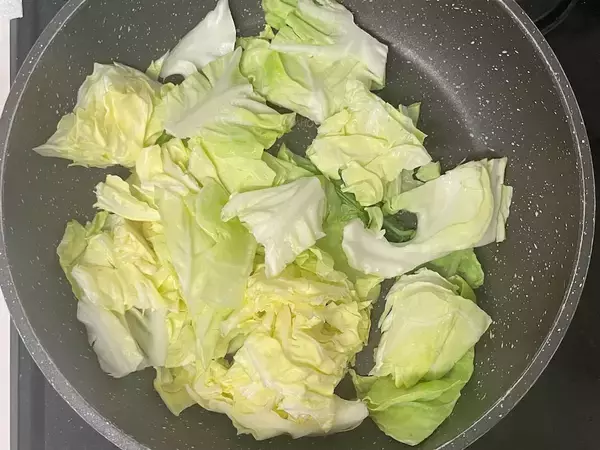 「【リュウジの救済レシピ】物価高騰だから…安価な豚こま肉を柔らか～く調理♪「キャベツと豚こま肉の酒蒸し」に挑戦」の画像