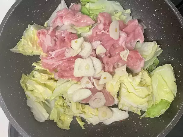 「【リュウジの救済レシピ】物価高騰だから…安価な豚こま肉を柔らか～く調理♪「キャベツと豚こま肉の酒蒸し」に挑戦」の画像