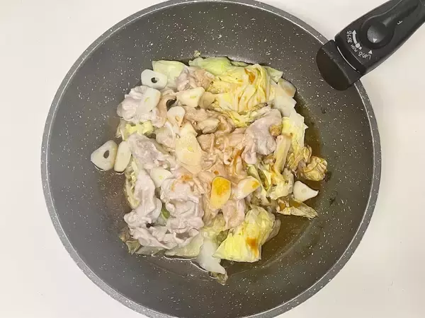 「【リュウジの救済レシピ】物価高騰だから…安価な豚こま肉を柔らか～く調理♪「キャベツと豚こま肉の酒蒸し」に挑戦」の画像