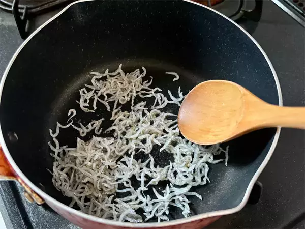 「【包丁不要！丸ごと煮】え、ピーマン握りつぶして煮ちゃうの!?種ワタもふにゃんと食感でペロリ完食♡」の画像
