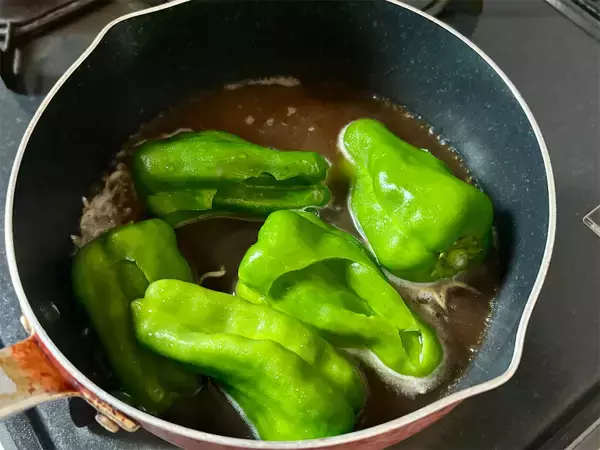 「【包丁不要！丸ごと煮】え、ピーマン握りつぶして煮ちゃうの!?種ワタもふにゃんと食感でペロリ完食♡」の画像