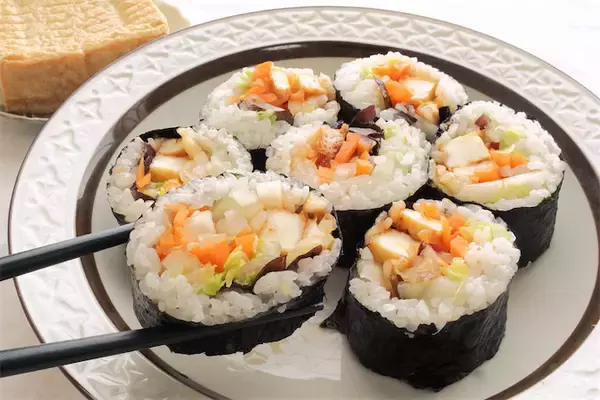 【お肉なしでも濃厚甘辛】コチュジャン厚揚げを巻く「ベジキンパ」作ってみた！シャキシャキ野菜がこぼれそう♡