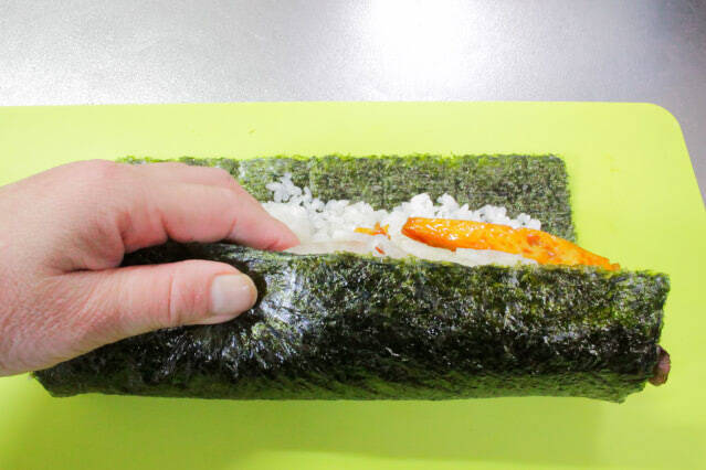 【お肉なしでも濃厚甘辛】コチュジャン厚揚げを巻く「ベジキンパ」作ってみた！シャキシャキ野菜がこぼれそう♡