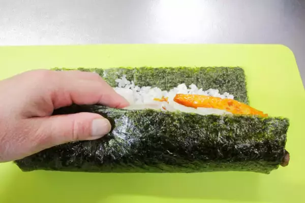 「【お肉なしでも濃厚甘辛】コチュジャン厚揚げを巻く「ベジキンパ」作ってみた！シャキシャキ野菜がこぼれそう♡」の画像