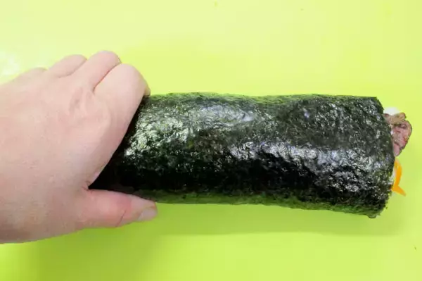 「【お肉なしでも濃厚甘辛】コチュジャン厚揚げを巻く「ベジキンパ」作ってみた！シャキシャキ野菜がこぼれそう♡」の画像