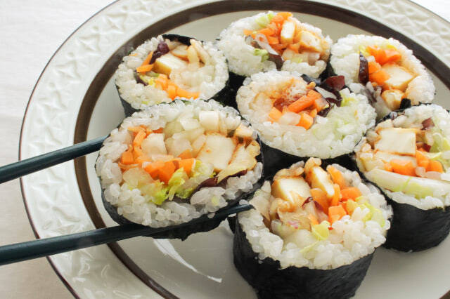 【お肉なしでも濃厚甘辛】コチュジャン厚揚げを巻く「ベジキンパ」作ってみた！シャキシャキ野菜がこぼれそう♡