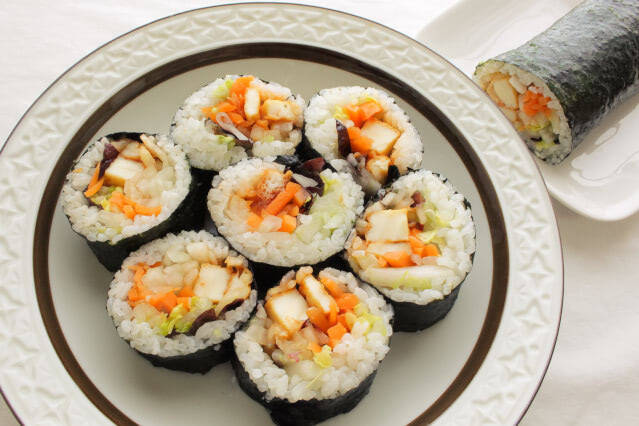 【お肉なしでも濃厚甘辛】コチュジャン厚揚げを巻く「ベジキンパ」作ってみた！シャキシャキ野菜がこぼれそう♡