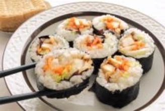 【お肉なしでも濃厚甘辛】コチュジャン厚揚げを巻く「ベジキンパ」作ってみた！シャキシャキ野菜がこぼれそう♡