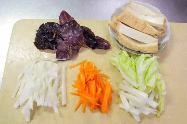 【お肉なしでも濃厚甘辛】コチュジャン厚揚げを巻く「ベジキンパ」作ってみた！シャキシャキ野菜がこぼれそう♡