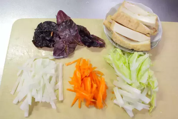 「【お肉なしでも濃厚甘辛】コチュジャン厚揚げを巻く「ベジキンパ」作ってみた！シャキシャキ野菜がこぼれそう♡」の画像
