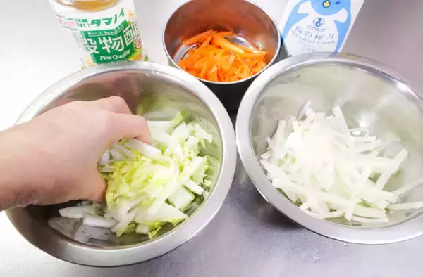 「【お肉なしでも濃厚甘辛】コチュジャン厚揚げを巻く「ベジキンパ」作ってみた！シャキシャキ野菜がこぼれそう♡」の画像