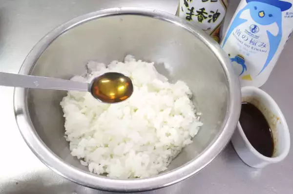 「【お肉なしでも濃厚甘辛】コチュジャン厚揚げを巻く「ベジキンパ」作ってみた！シャキシャキ野菜がこぼれそう♡」の画像