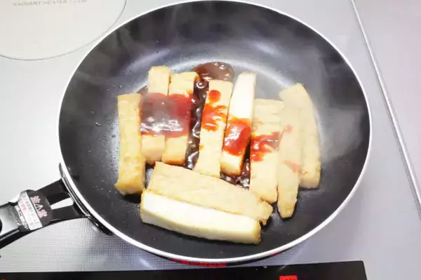 「【お肉なしでも濃厚甘辛】コチュジャン厚揚げを巻く「ベジキンパ」作ってみた！シャキシャキ野菜がこぼれそう♡」の画像