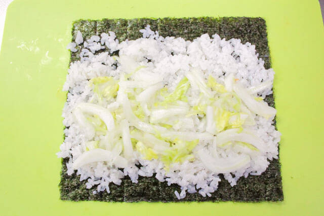 【お肉なしでも濃厚甘辛】コチュジャン厚揚げを巻く「ベジキンパ」作ってみた！シャキシャキ野菜がこぼれそう♡