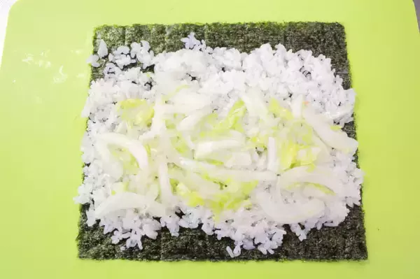 「【お肉なしでも濃厚甘辛】コチュジャン厚揚げを巻く「ベジキンパ」作ってみた！シャキシャキ野菜がこぼれそう♡」の画像