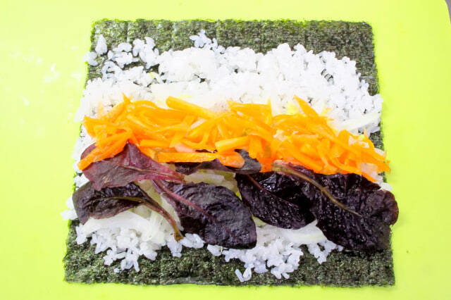 【お肉なしでも濃厚甘辛】コチュジャン厚揚げを巻く「ベジキンパ」作ってみた！シャキシャキ野菜がこぼれそう♡