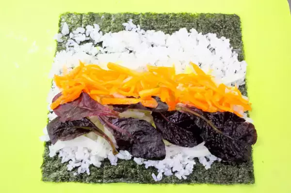 「【お肉なしでも濃厚甘辛】コチュジャン厚揚げを巻く「ベジキンパ」作ってみた！シャキシャキ野菜がこぼれそう♡」の画像