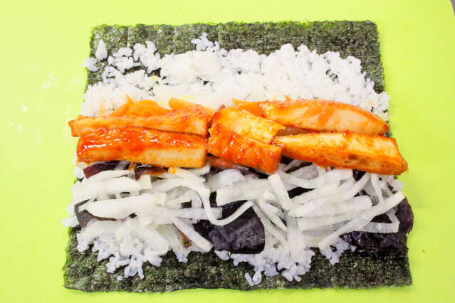 【お肉なしでも濃厚甘辛】コチュジャン厚揚げを巻く「ベジキンパ」作ってみた！シャキシャキ野菜がこぼれそう♡