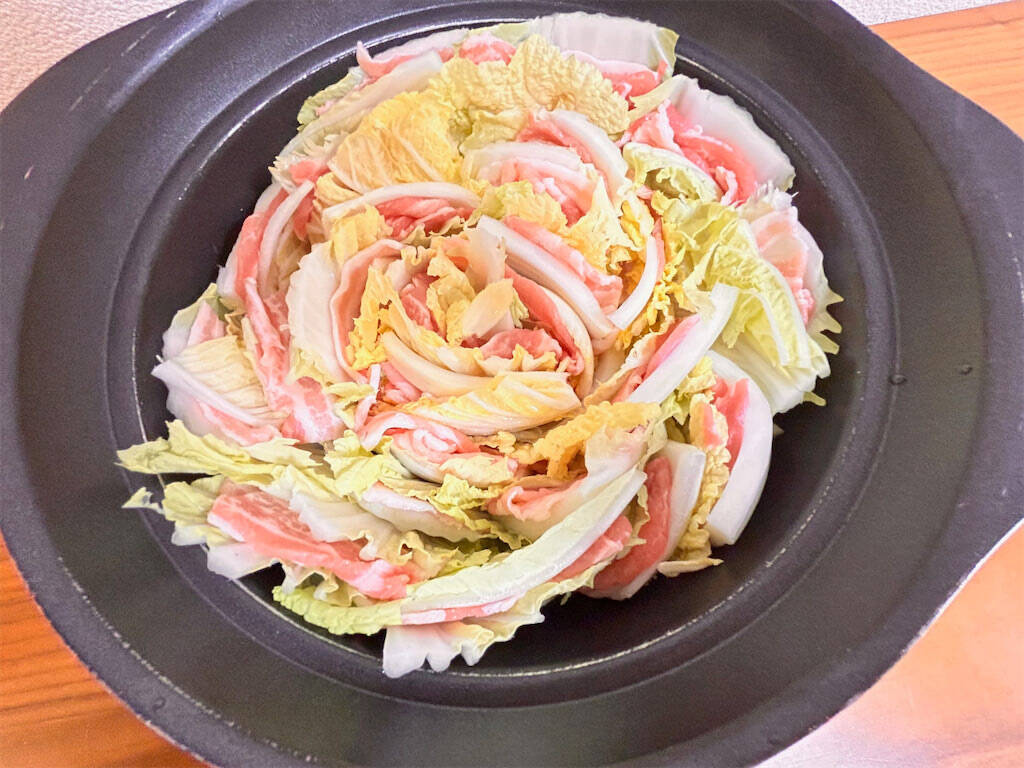 【え、あの鍋に甘酒入れちゃう!?】麹の甘味がダシに合う合う「ミルフィーユ鍋」作ってみた！まろやか最上級♡