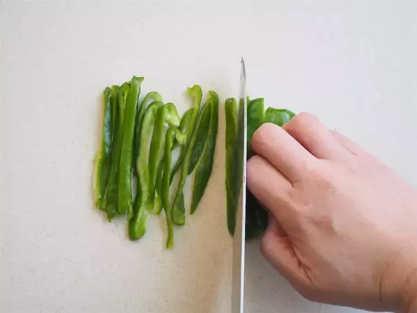 「【えっ、生地はじゃがいも!?】しらすとピーマンが出合って「絶品ピザ」になった！フライパンでもカリカリ♪」の画像