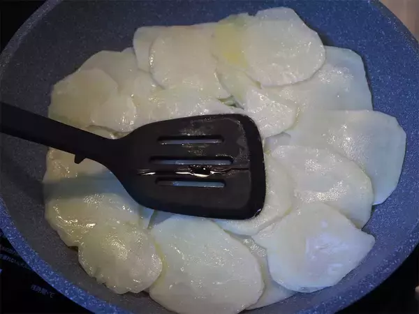 「【えっ、生地はじゃがいも!?】しらすとピーマンが出合って「絶品ピザ」になった！フライパンでもカリカリ♪」の画像