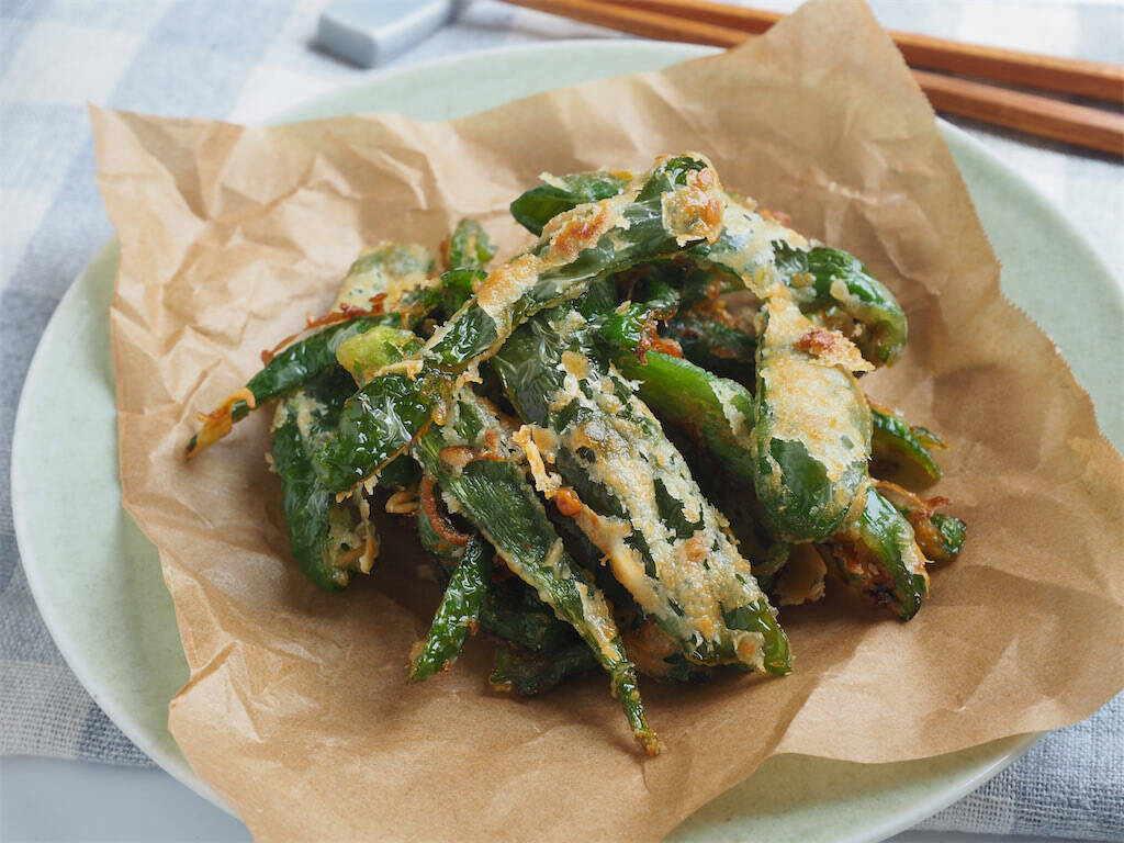 【まるでスナック!?】にんにく醤油がやみつき♡「スティック揚げピーマン」作ってみた！サクサク過ぎる～♪