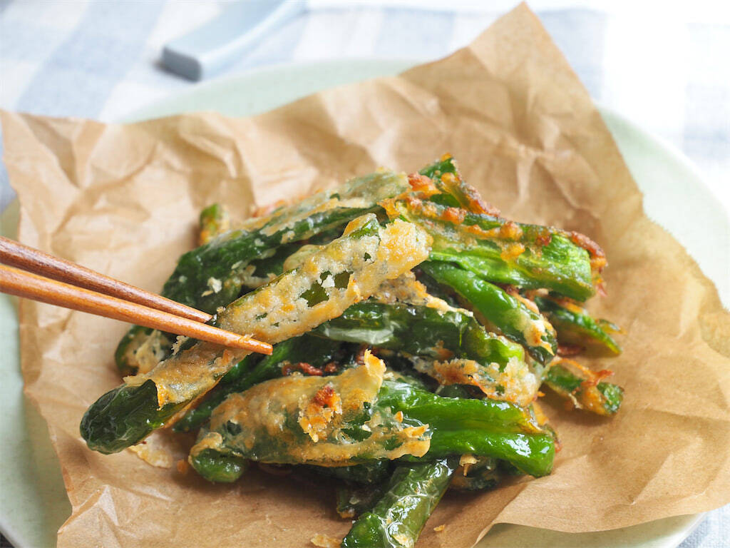 【まるでスナック!?】にんにく醤油がやみつき♡「スティック揚げピーマン」作ってみた！サクサク過ぎる～♪
