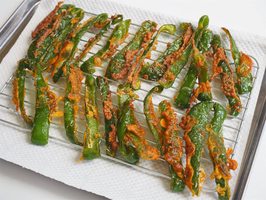 【まるでスナック!?】にんにく醤油がやみつき♡「スティック揚げピーマン」作ってみた！サクサク過ぎる～♪