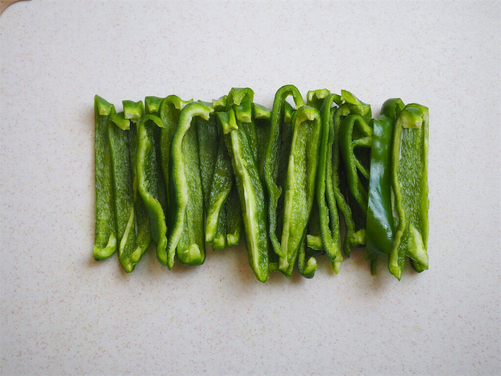 【まるでスナック!?】にんにく醤油がやみつき♡「スティック揚げピーマン」作ってみた！サクサク過ぎる～♪