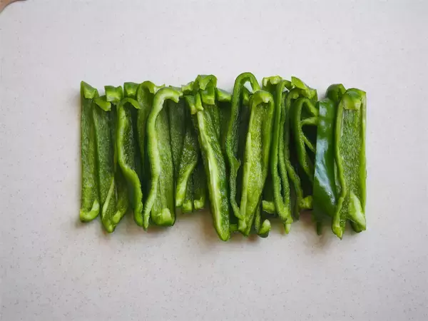 「【まるでスナック!?】にんにく醤油がやみつき♡「スティック揚げピーマン」作ってみた！サクサク過ぎる～♪」の画像