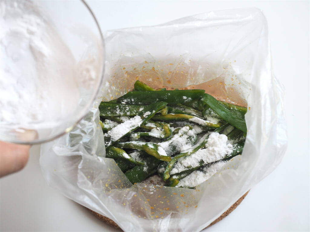 【まるでスナック!?】にんにく醤油がやみつき♡「スティック揚げピーマン」作ってみた！サクサク過ぎる～♪