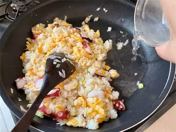 【チャーハンの新常識】スープを加えりゃパラパラになる!?理想食感の「タコチャーハン」作ってみた！