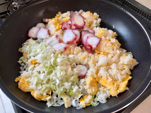 「【チャーハンの新常識】スープを加えりゃパラパラになる!?理想食感の「タコチャーハン」作ってみた！」の画像