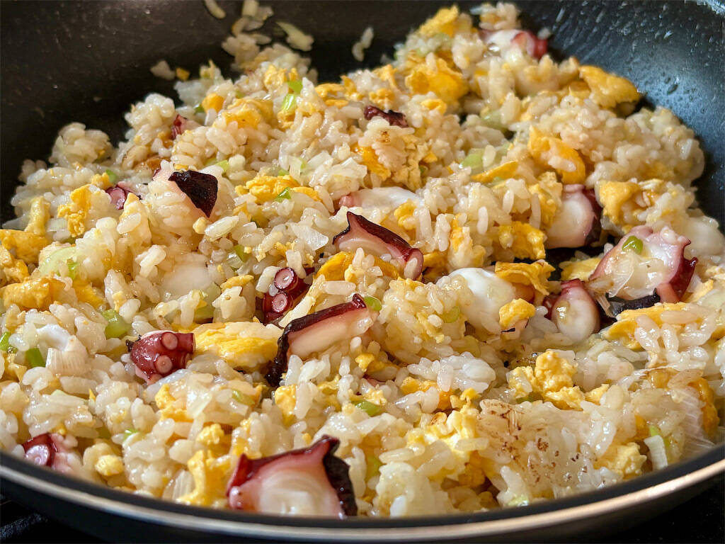 【チャーハンの新常識】スープを加えりゃパラパラになる!?理想食感の「タコチャーハン」作ってみた！