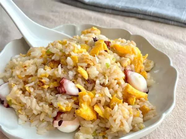 「【チャーハンの新常識】スープを加えりゃパラパラになる!?理想食感の「タコチャーハン」作ってみた！」の画像