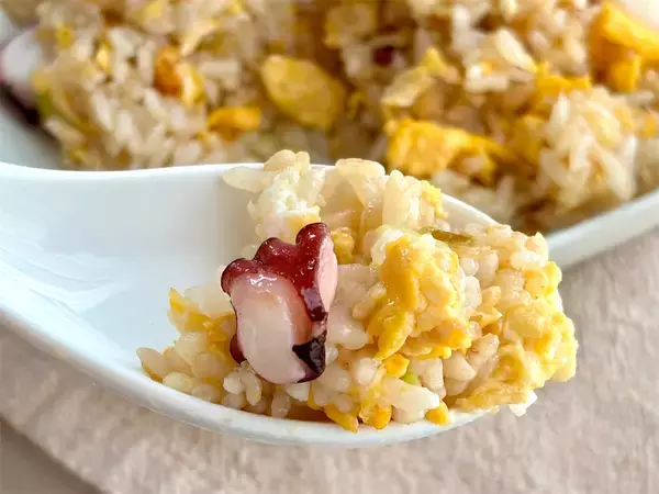 「【チャーハンの新常識】スープを加えりゃパラパラになる!?理想食感の「タコチャーハン」作ってみた！」の画像