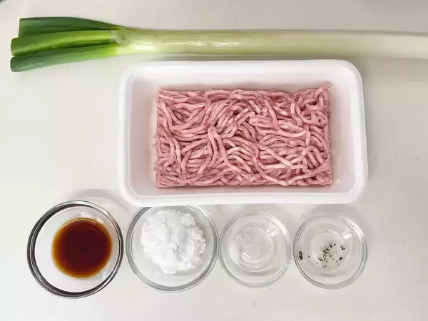 「切って詰めて焼くだけ！これは新しい！ピーマンやシイタケではない「ねぎの肉詰め」作ってみた！」の画像