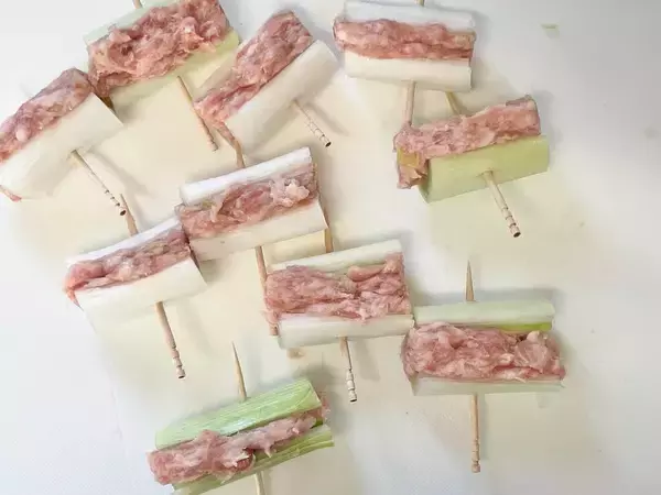 「切って詰めて焼くだけ！これは新しい！ピーマンやシイタケではない「ねぎの肉詰め」作ってみた！」の画像