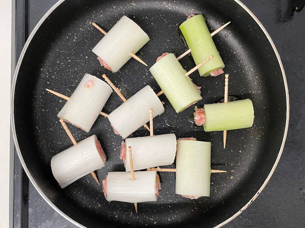 切って詰めて焼くだけ！これは新しい！ピーマンやシイタケではない「ねぎの肉詰め」作ってみた！