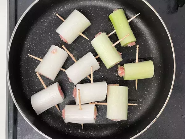「切って詰めて焼くだけ！これは新しい！ピーマンやシイタケではない「ねぎの肉詰め」作ってみた！」の画像