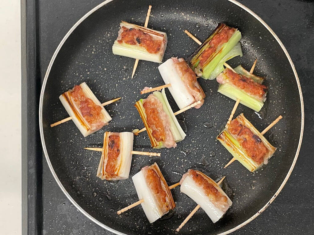 切って詰めて焼くだけ！これは新しい！ピーマンやシイタケではない「ねぎの肉詰め」作ってみた！