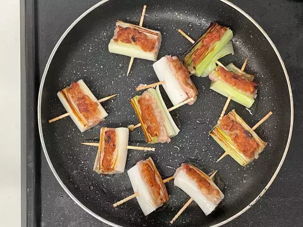 「切って詰めて焼くだけ！これは新しい！ピーマンやシイタケではない「ねぎの肉詰め」作ってみた！」の画像