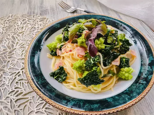 「【にちにち農ガール】秋冬野菜の畑レポ！苗から植えたロマネスコと芽キャベツの収穫です♪豊作です♡」の画像